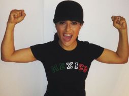 Hayek publicó en redes sociales una fotografía donde se le ve con pants, gorra y una playera negra con la palabra 'México'. TWITTER / @salmahayek