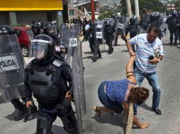 Unos 60 uniformados se enfrentaron contra cientos de maestros que se acercaron con la intención de llevarse la papelera. SUN / C. Rogel