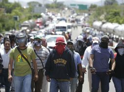 Miembros de la CNTE controlan la terminal de Pemex en Santa María del Tule. Ayer permitieron abastecer a algunas gasolineras. EFE / M. Martínez