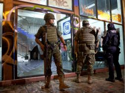 Elementos del Ejército y de la Policía Estatal resguardan la sede del PAN en esta ciudad, luego de la explosión. SUN / C. Rogel