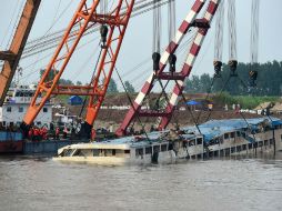 Los rescatistas han logrado enderezar el barco utilizando dos grúas, pero el navío sigue semisumergido. NTX / Xinhua