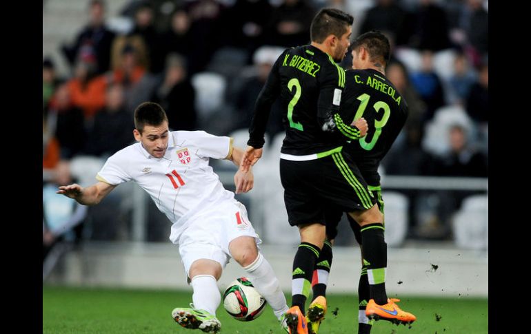 Carlos Arreola y Kevin Gutiérrez, de México, disputan un balón con el jugador serbio Andrija Zivkovic. MEXSPORT /