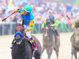 'American Pharoah' y Víctor Espinoza, durante la carrera de Preakness Stakes, donde ganaron la segunda joya de la corona. AP / M. Slocum
