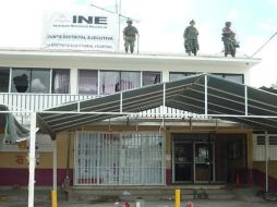 Hasta este viernes, los maestros controlaban los 11 distritos electorales en Oaxaca; la llegada de militares les obligó a retirarse. EFE / Quadratín