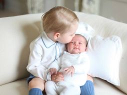 En las fotografías el príncipe Jorge sostiene entre sus manos a su pequeña hermana Carlota. FACEBOOK / The British Monarchy