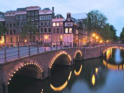 La vida nocturna en Ámsterdam, siempre vibrante, como lo presume el Hotel Toren, uno de los más populares de la ciudad. EFE / ARCHIVO