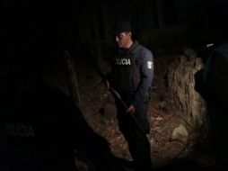 Policía mira la escena del crimen. Fiscalía informó que ya lleva a cabo las investigaciones. AFP / P. Pardo