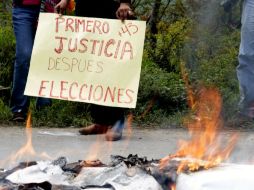Allegados a los normalistas desaparecidos de Ayotzinapa confiscan propaganda electoral. AFP / P. Pardo