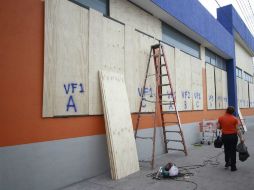 Algunas empresas han colocado protección especial en los cristales de los locales como medida preventiva ante el paso del huracán. NTX / E. Jaramillo