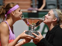 Mattek-Sands (d) y Lucie Safarova (i) besan la copa del primer lugar de parejas de Roland Garros. AFP / P. Guyot