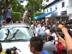 Los manifestantes exigen a las autoridades que liberen a los detenidos, quienes son culpados de quemar una camioneta. NTX / N. Gutiérrez