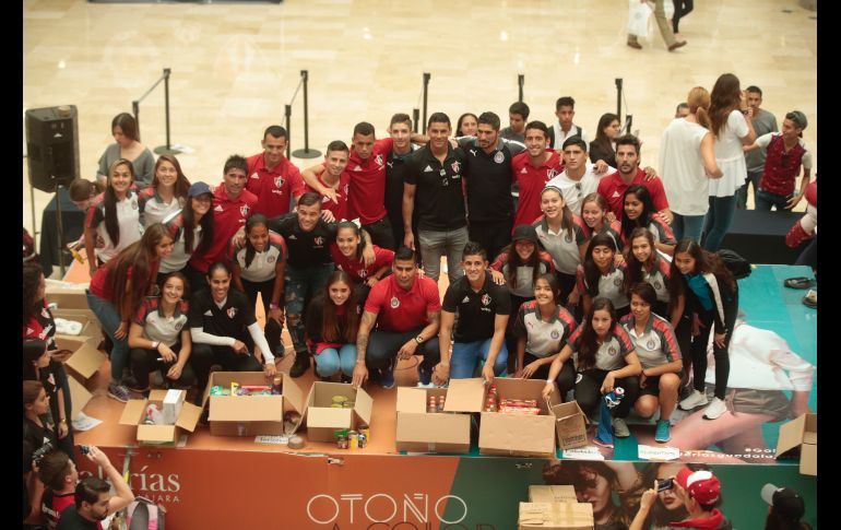 Jugadores del Guadalajara, Atlas y Chivas femenil se unieron en apoyo a los damnificados por el sismo del martes pasado.