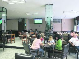 Los parroquianos del Café Madoka pasaban la tarde ajenos al partido amistoso entre Brasil y México. EL INFORMADOR / M. VARGAS