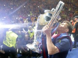 Lionel Messi besa el trofeo tras la victoria del FC Barcelona por 3-1 ante Juventus, en la final de la Liga de Campeones. AP / M. Meissner