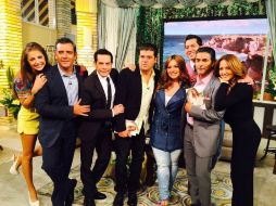 Chiquis Rivera (cuarta de der. a izq.) en compañía del elenco del programa matutino de variedades 'Hoy'. TWITTER / @Chiquis626