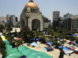Los miles de integrantes de la CNTE que acampan en el Monumento a la Revolución tomarán las calles hoy. EFE / M. Guzmán