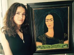 Salma Hayek posa con una de sus obras, para la cual se inspiró en el arte de Frida Kahlo. TWITTER / @salmahayek