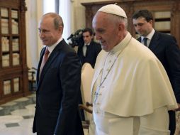 El presidente ruso, Vladímir Putin (izq.) es recibido por el papa Francisco (der.) durante la audiencia privada en el Vaticano. EFE / A. Nikolsky