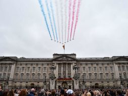 La celebración incluye una exhibición de las aeronaves acrobáticas Red Arrows de la Real Fuerza Aérea del Reino Unido. AFP / B. Stansall