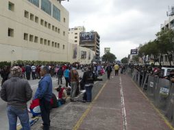 Las instalaciones de la televisora permanecen resguardadas por policías de tránsito y granaderos de la policía capitalina. EL INFORMADOR / ARCHIVO