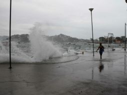 El huracán se ubica a 215 kilómetros al sur de Acapulco y a 395 de Lázaro Cárdenas, Michoacán. EFE / F. Meza