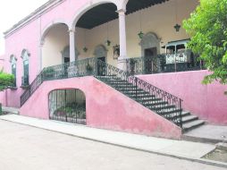 Casi enfrente del portal, observamos la casa grande, que fue levantada sobre un alto cimiento para sobresalir su belleza. EL INFORMADOR / V. García