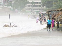 Acapulco. Fuertes vientos, lluvias y oleaje elevado de dos a cinco metros de altura, provoca 'Carlos'. NTX /