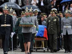 Le dieron el último adiós al teniente en un funeral con honores y en medio de pedidos de paz. AFP / G. Legaria