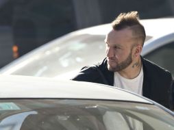 El delantero del Tri, Matías Vuoso, deja el hotel de la Selección mexicana durante el día libre que tuvieron ayer. AFP / P. Porciuncula