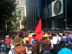 Un grupo de docentes de la CNTE se manifiesta este miércoles contra la reforma educativa, frente a la PGR. SUN / F. Ramírez