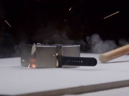 Al final, el reloj todavía puede funcionar con el cargador. YOUTUBE / TechRax