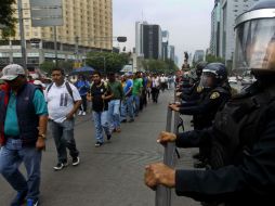 Como parte de su plan de acción, los maestros marcharon a las oficinas del ISSSTE para exigir mejores servicios. SUN / F. Ramírez