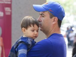 Los padres en la actualidad se permiten muestras de afecto abiertamente. NTX / ARCHIVO