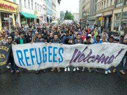 Personas en Berlín sujetan una pancarta para demostrar su solidaridad con los exiliados, bajo el lema 'Hacer Europa de otra manera'. EFE /  J. Carstensen