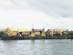 Una bella isla de totora flota sobre las aguas del Lago Titicaca. EL INFORMADOR / P. Fernández