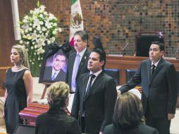 Aristóteles Sandoval encabezó la primera guardia de honor junto al féretro de Javier Galván, ayer en el salón de plenos del Congreso. ESPECIAL /