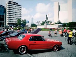 Mientras los papás hablaban de belleza automotriz, en un escenario en la Vía RecreActiva se sorprendió con regalos. TWITTER / @comudegdl