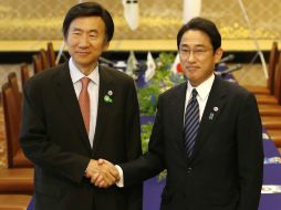 El ministro de Exteriores de Corea del Sur, Yun Byung-se (i), y su homól.ogo nipón, Fumio Kishida (d). AP / I. Kato