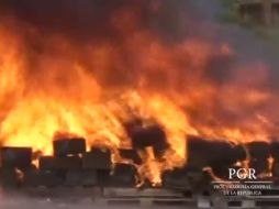 Durante la incineración se contó con la asistencia de efectivos de la AIC y de la PGR. YOUTUBE / Procuraduría General de la República