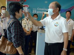 Según la  OMS, el coronavirus no puede ser combatido con vacunas o tratamientos, aunque su contagio tampoco es fácil. AFP / T. Chhin Sothy