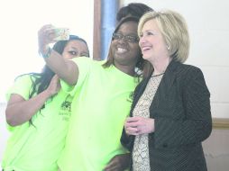 Otras minorías. Afroestadounidenses aprovechan la ocasión para la selfie con Hillary. AFP /