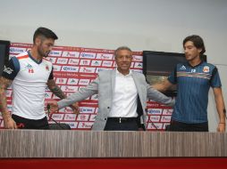 Rodrigo Millar (izq.), Roberto Hernández (centro), coordinador deportivo de Morelia, y Cirilo Saucedo (der.) durante la presentación. NTX / G. Salas