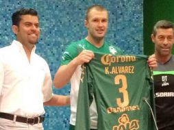 Kristian Álvarez (centro), fue presentado como nuevo refuerzo del equipo lagunero que, dijo, se ha ganado el respeto de los demás. TWITTER / @_forest3