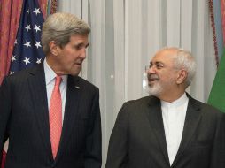 Los ministros de Exteriores Mohamad Javad Zarif (d) y John Kerry (i) han sido los protagonistas de los diálogos. AFP / ARCHIVO