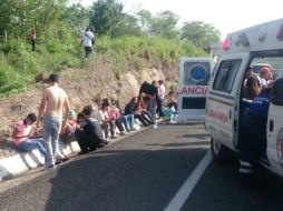 Un autobús de la empresa Primera Plus donde viajaban jóvenes de la UdeG con destino a Ixtapa volcó en Michoacán. SUN /