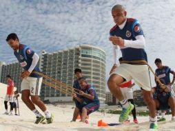 Por el estilo de juego que manejará Chivas, la solidez defensiva deberá ser una parte fundamental. TWITTER / @Chivas