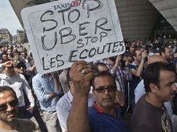 Los taxistas exigieron al gobierno francés que actúe contra el servicio Uberpop y prohíba la aplicación en este país europeo. AP / M. Euler