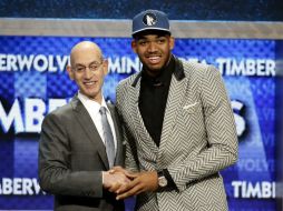 Karl-Anthony Towns posa junto al comisionado Adam Silver, después de ser reclutado por los Timberwolves de Minnesota. EFE / J. Szenes