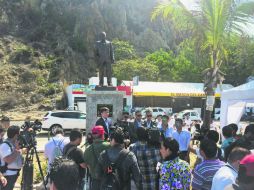 Al pie de la estatua de Salvador Lizárraga, la Original Banda El Limón, en conferencia de prensa. EL INFORMADOR / E. Esparza