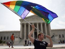 ''Las parejas gays y lesbianas tienen ahora el derecho de casarse, justo como cualquier otra persona. El amor gana'', escribe Obama. AP / J. Martin